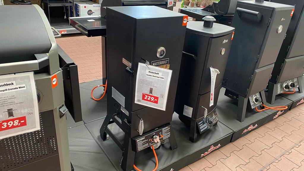 Gas-Smoker-Test: mehrere Gas-Smoker stehen in einem Geschäft nebeneinander.