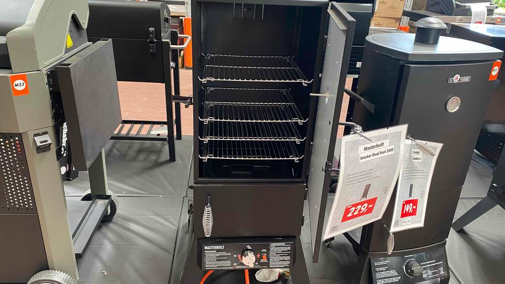 Gas-Smoker getestet: ein geöffneter Gas-Smoker mit vier Gitterablagen darin.