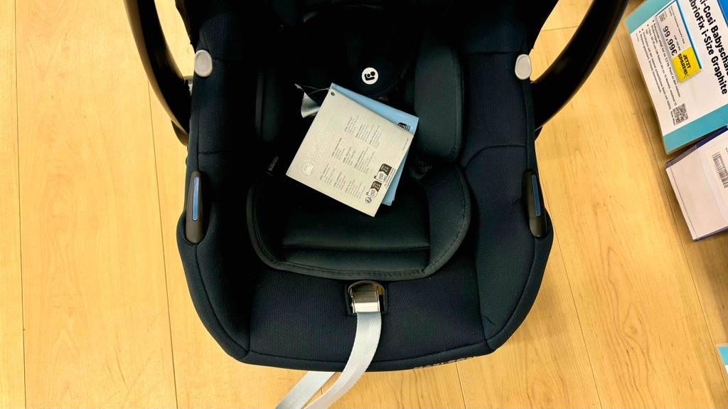 Nahaufnahme des Neugeboreneneinsatzes einer getesteten Maxi-Cosi-Babyschale.
