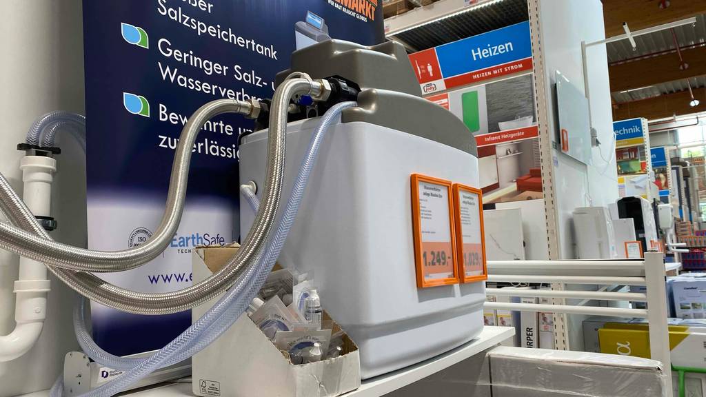 Eine Wasserenthärtungsanlage getestet: Die Wasserenthärtungsanlage ist in einem Geschäft ausgestellt mit Preisschider darauf ersichtlich.