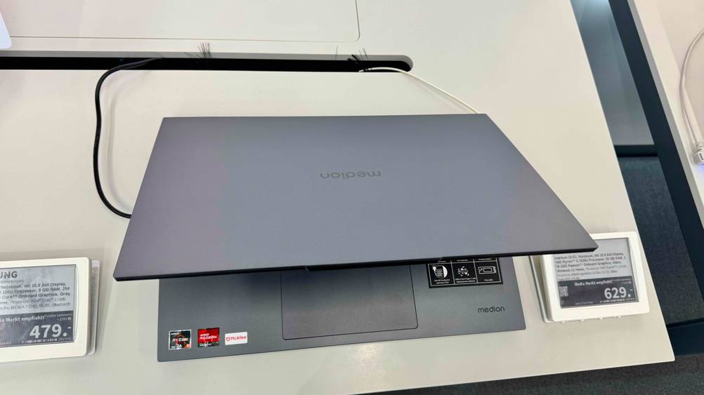 Ein fast geschlossener Medion-Laptop, der getestet wurde.