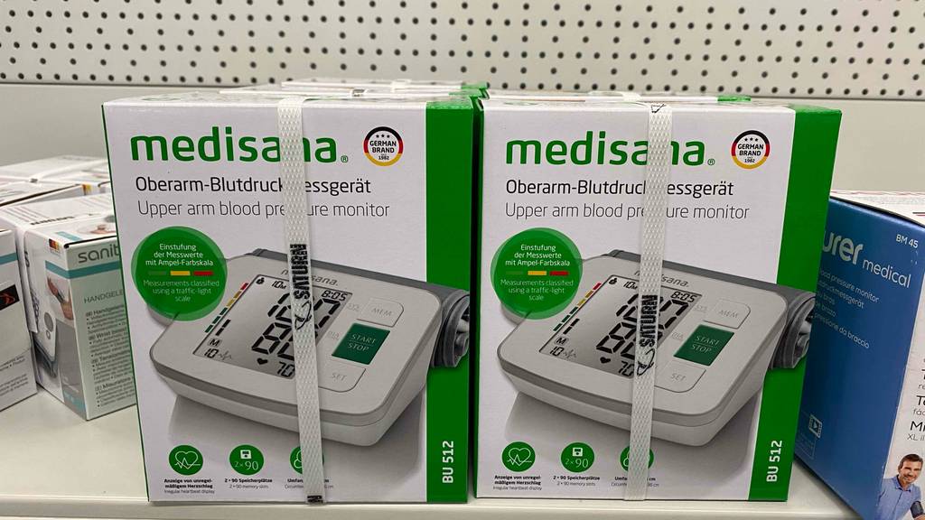 Medisana-Blutdruckmessgerät getestet: Mehrere Geräte stehen verpackt nebeneinander im Regal.