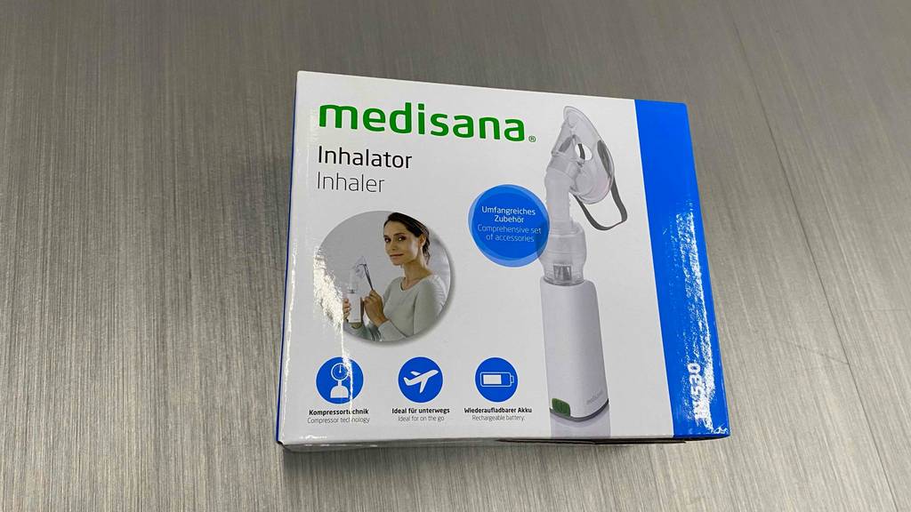 Inhalator getestet: Auf einer grauen Fläche liegt ein verpacktes Gerät.