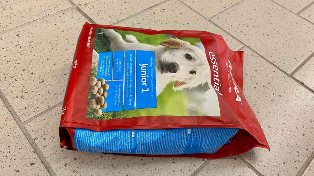 Welpen-Trockenfutter getestet: Eine Packung liegt horizontal auf einem hellen Boden