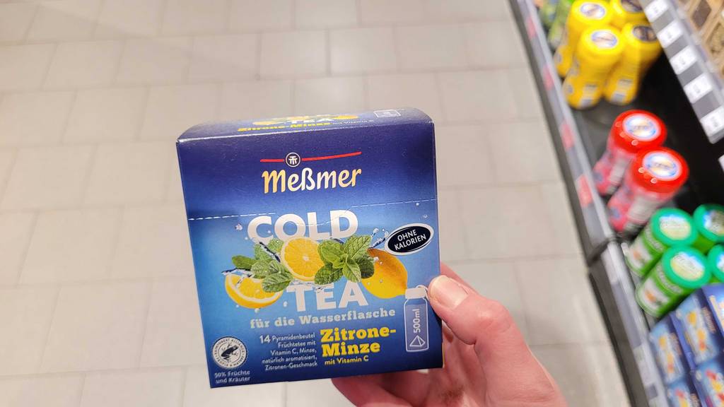 Test: Der Meßmer-Cold-Tea wird in einem Geschäft in der Hand gehalten.