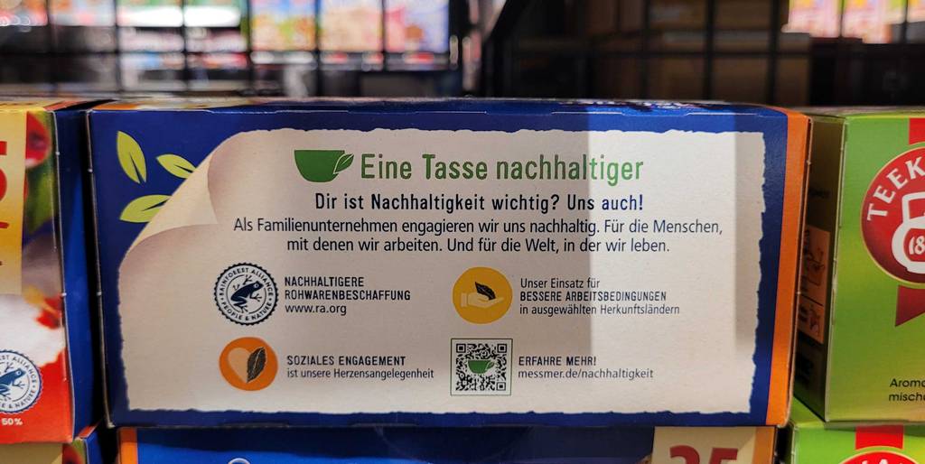 Verpackunsrückseite des getesteten Meßmer-Früchtetees im Fokus.