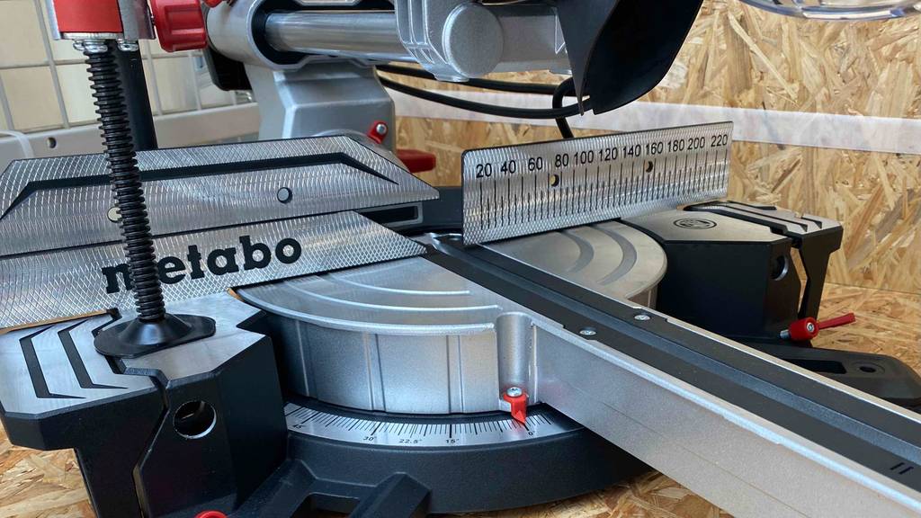 Der Schnittwinkel einer getesteten Metabo-Kappsäge im Fokus.