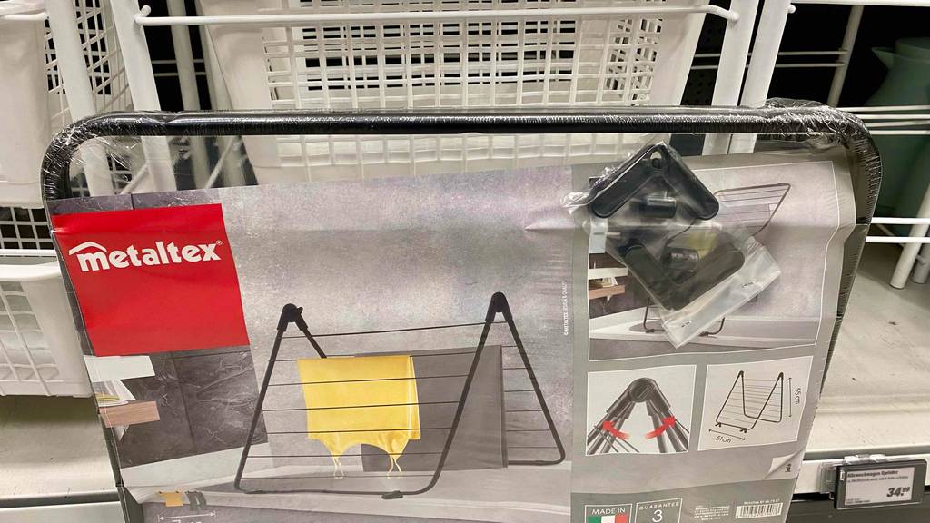 Badewannentrockner getestet: der obere Teil eines Badewannentrockners mit Clips in Plastik eingepackt.