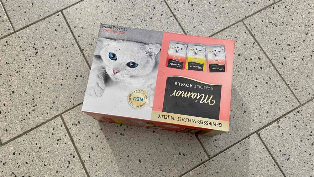 Miamor-Katzenfutter getestet: eine Packung liegt auf einem hellen Boden
