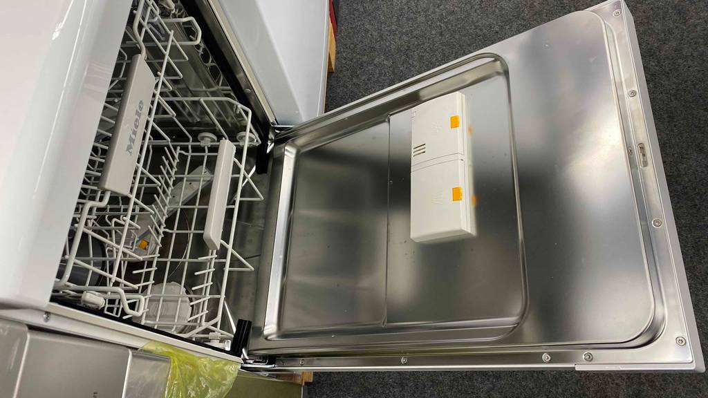 Geschirrspüler 45 cm getestet: Ein Gerät mit geöffneter Klappe und Innenkörben.