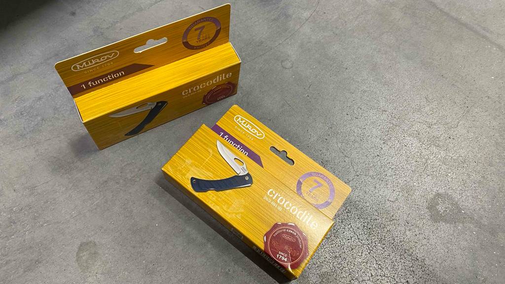 Klappmesser der Marke Mikov im Test: Klappmesser liegt verpackt auf dem Boden.