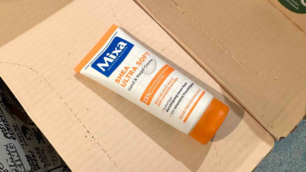 Mixa-Handcreme Test: Eine Mixa-Handcreme liegt auf einem Karton.