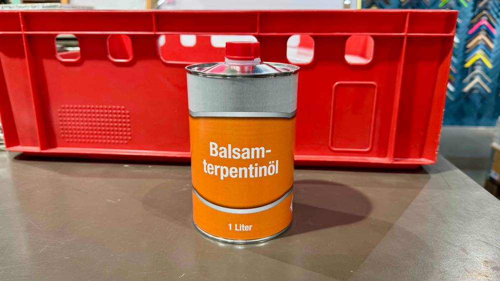Das getestete Terpentinöl steht vor einer roten Kiste.