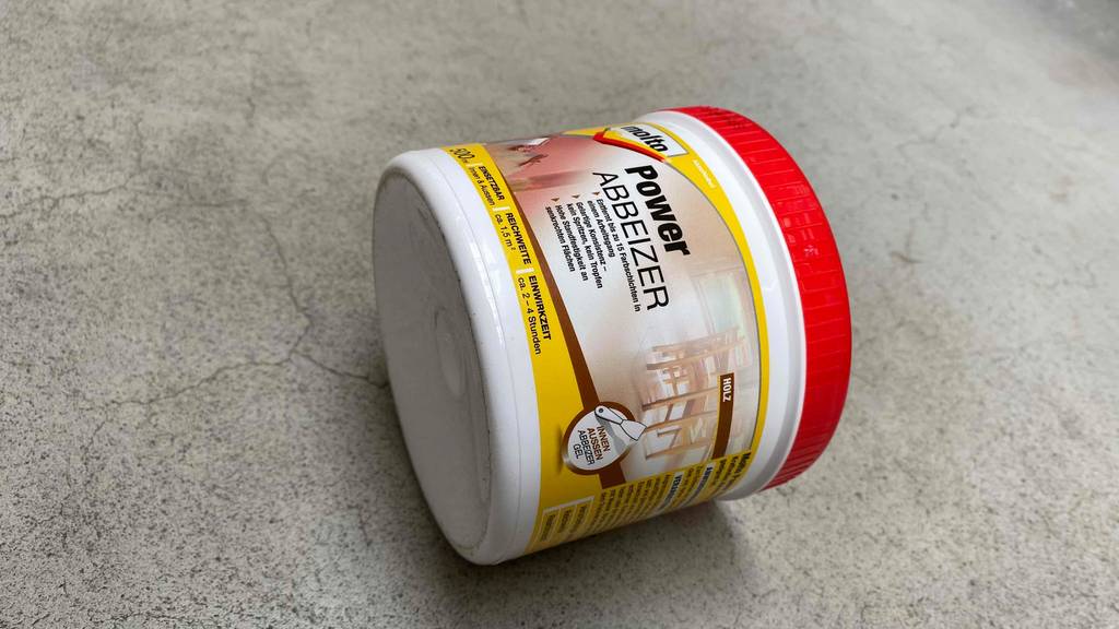 Abbeizer im Test: Nahaufnahme der Verpackung vom Abbeizer liegend auf Steinboden