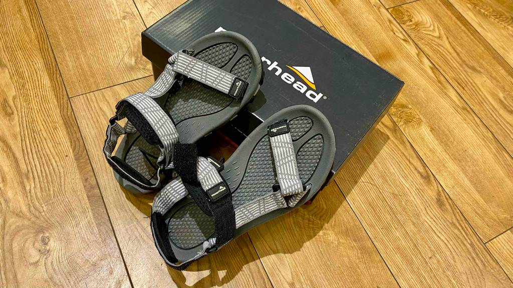 Unisex-Trekkingsandalen getestet: Ein Paar von schräg oben an einen Schuhkarton angelehnt.