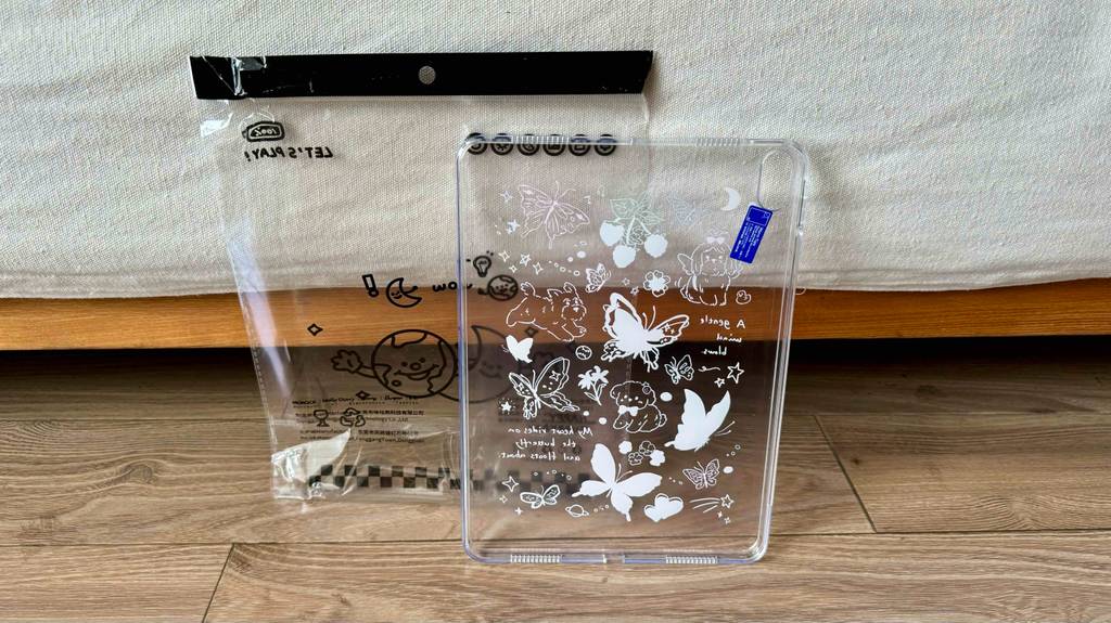 Rükseite einer iPad-Air-4-Hülle ist aufrecht stehend neben der Verpackung platziert.