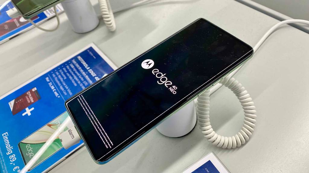 Motorola-Smartphone getestet: Ein Gerät von der Seite in einer Halterung.