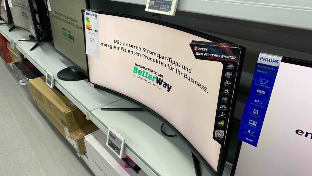 Auf einem Brett steht ein getester Curved Monitor 34 Zoll.