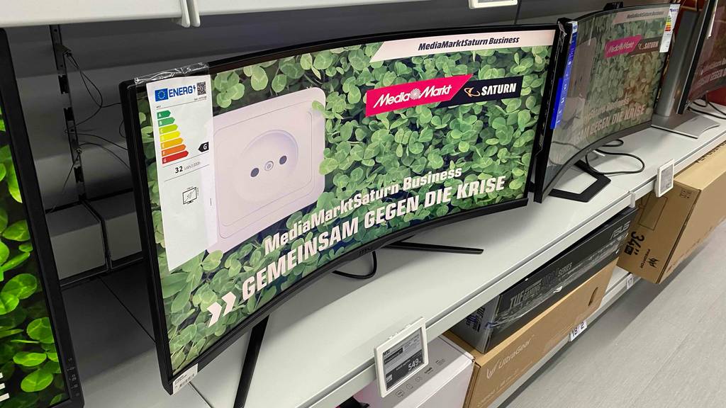 Curved Monitor 34 Zoll getestet: Ein Gerät von der Seite auf einer hellen Oberfläche stehend.