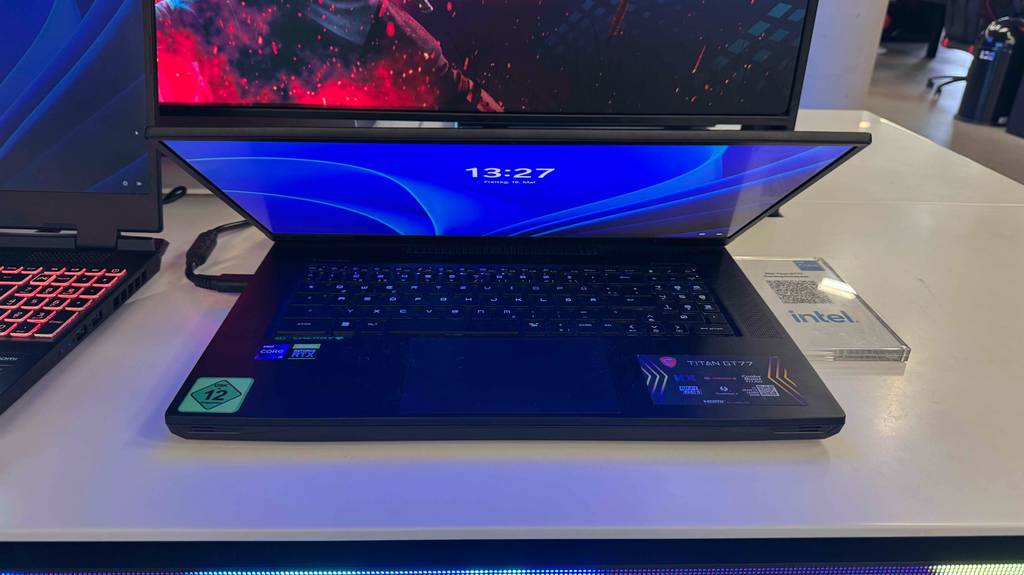Ansicht von vorn auf ein getestetes Gaming-Laptop-17-Zoll, das auf einem Ausstellungstisch im Fachhandel steht.