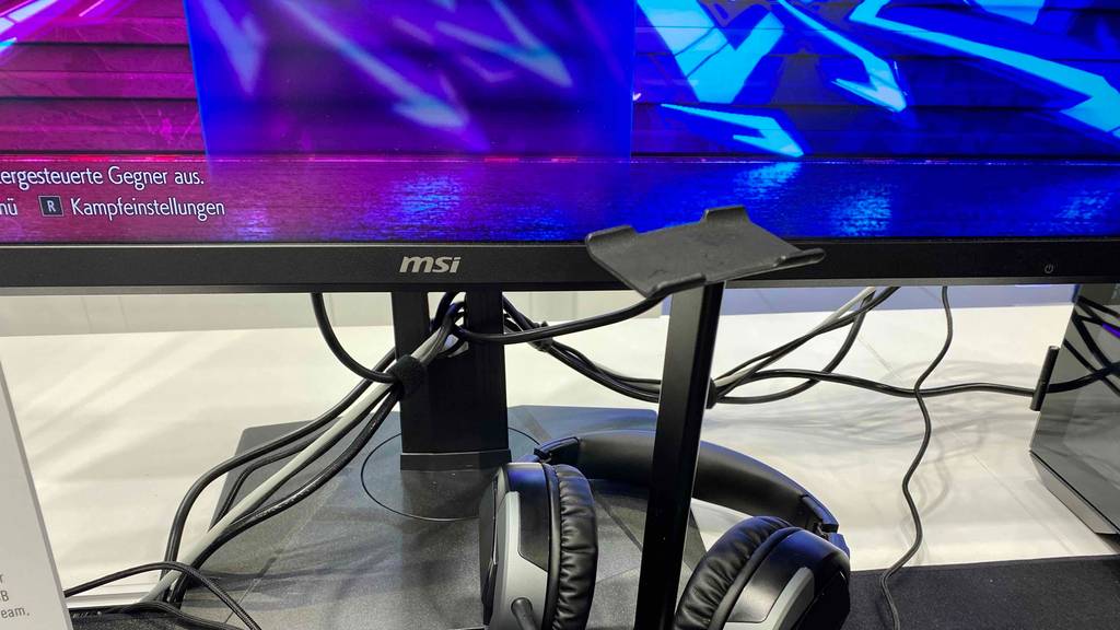32-Zoll-Gaming-Monitor im Test: Ständer des Monitors steht auf weißem Tisch
