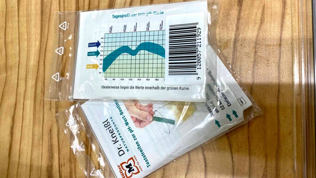 PH-Teststreifen im Test: Zwei aufeinanderliegende PH-Teststreifen, mit Grafik und der Info 