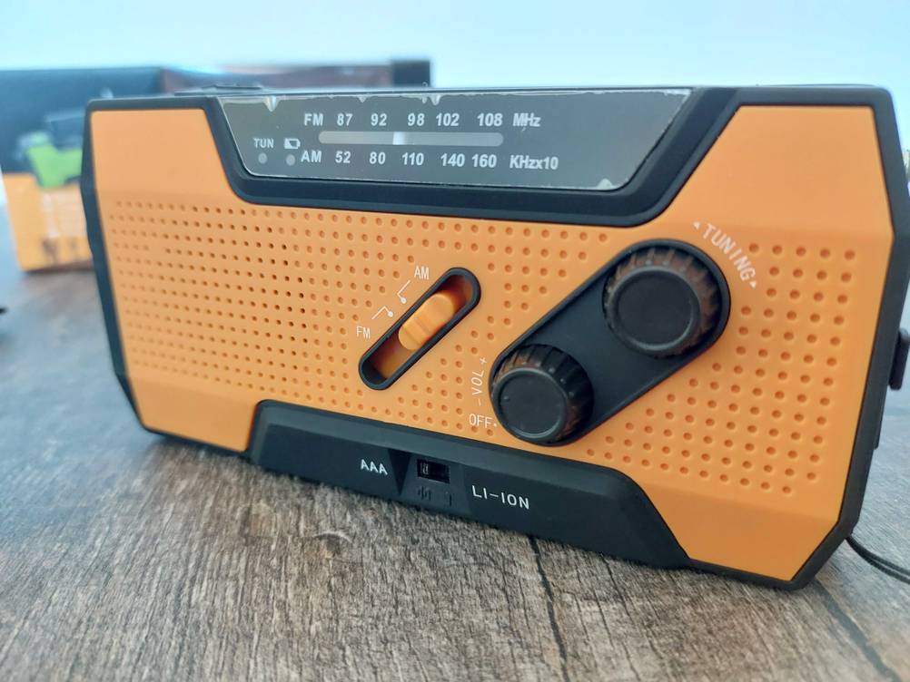 Im Test: Nahaufnahme der Bedienelemente eines Kurbelradios.