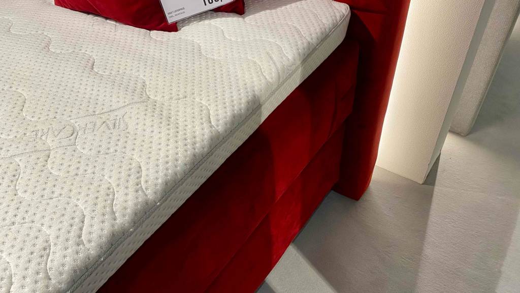 Boxspringbett-160x200-Test: Topper und ein Teil des Bettrahmens eines Boxspringbettes im Fokus.