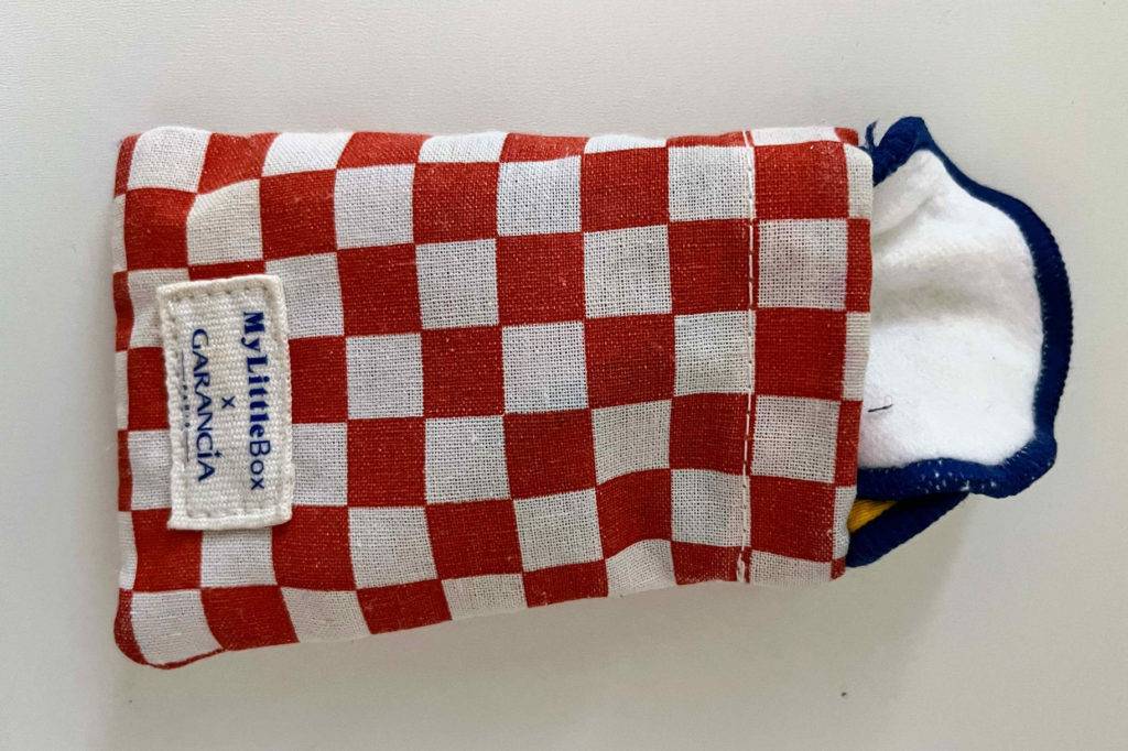 Wiederverwendbare Wattepads im Test: Pads schauen aus karierter Packung hervor.