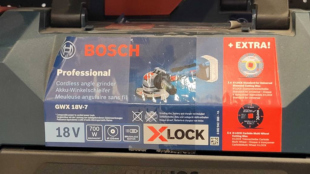 Nahaufnahme des Etiketts an dem Koffer eines getesteten Akku-Werkzeug-Sets.
