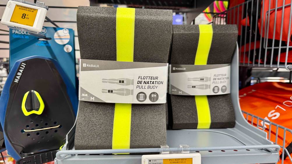 Der getestete Pull-Buoy ist in einem Regal platziert.
