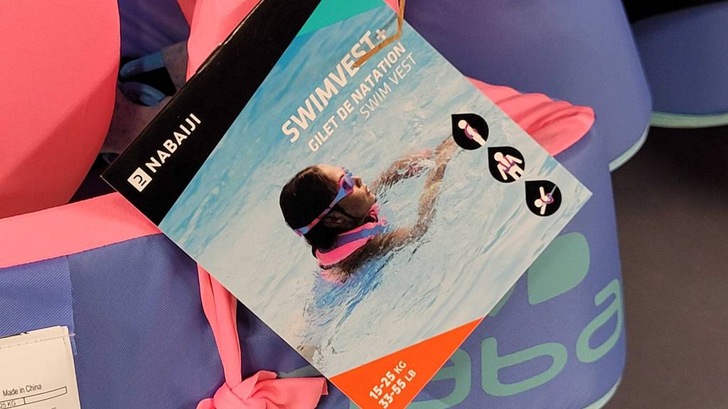 Das Schild was sich auf der getesteten Schwimmweste befindet im Fokus, worauf man Hinweise zum Artikel findet.