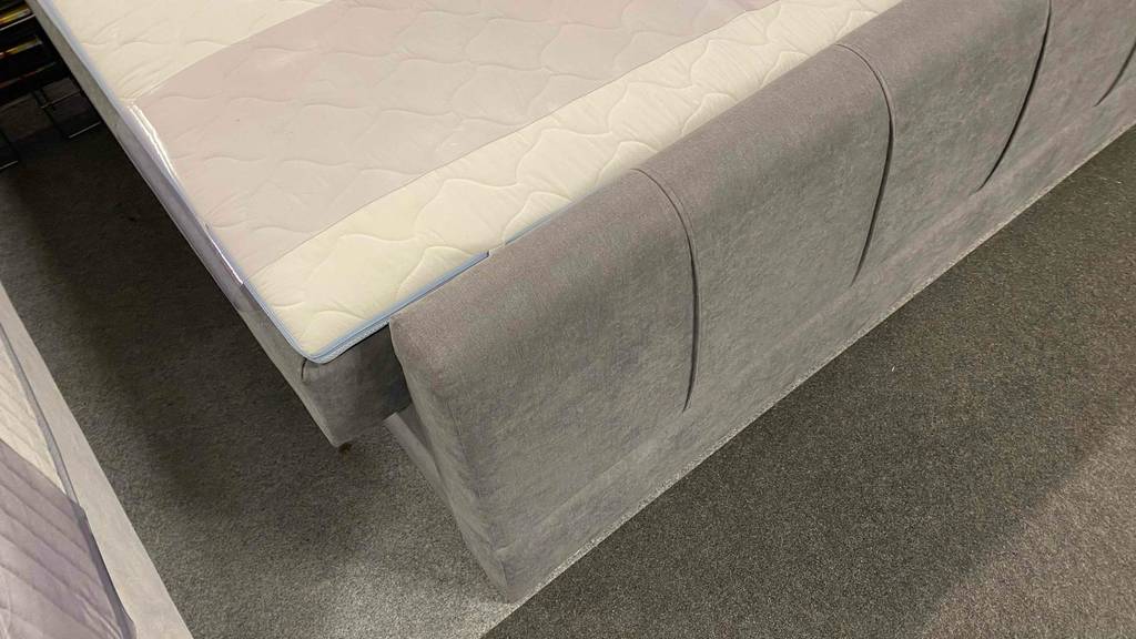 Boxspringbett-180x200-Test: Fußteil eines Boxspringbettes im Fokus. 