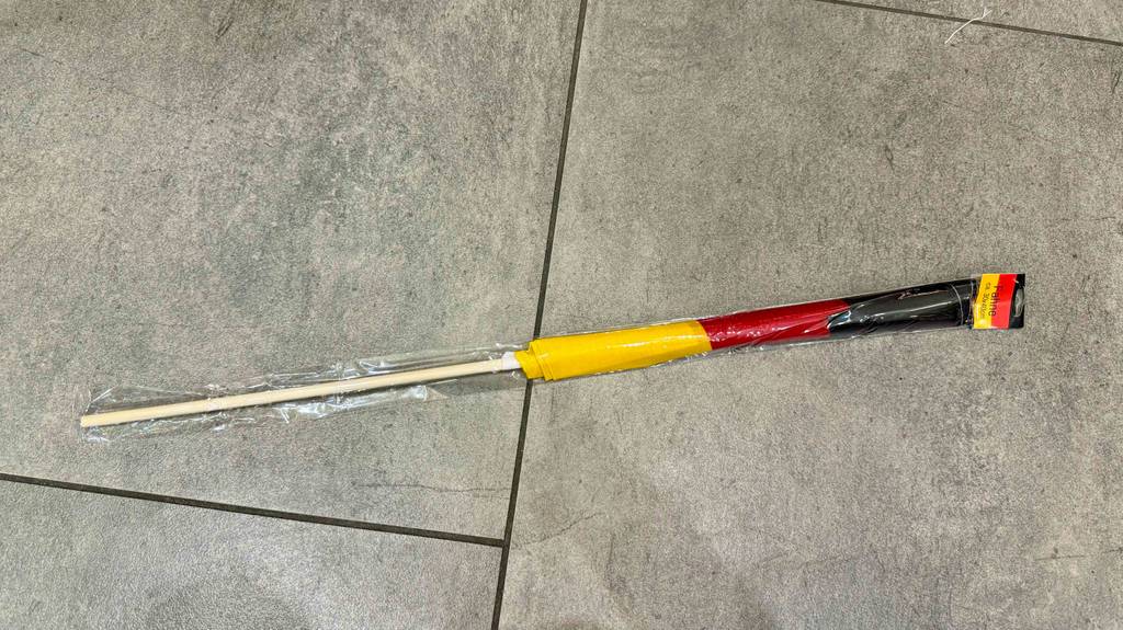 Die getestete Deutschlandfahne liegt auf einem Boden im eingepackten Zustand.