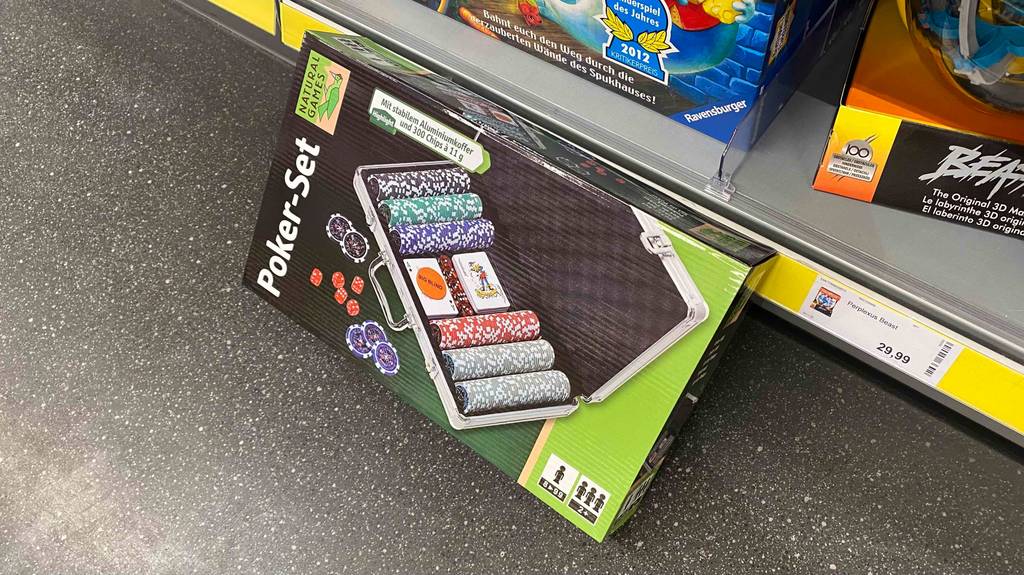 Getesteter Pokerkoffer steht schräg vor dem Regal.