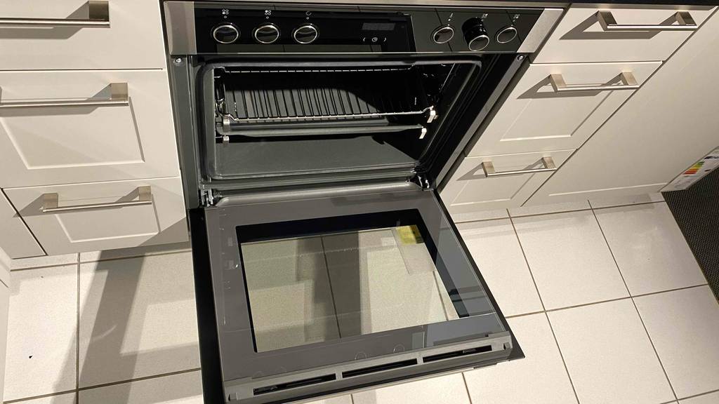 Neff-Backofen getestet: Die Klappe am Ofen ist geöffnet mit Blick ins Innere.
