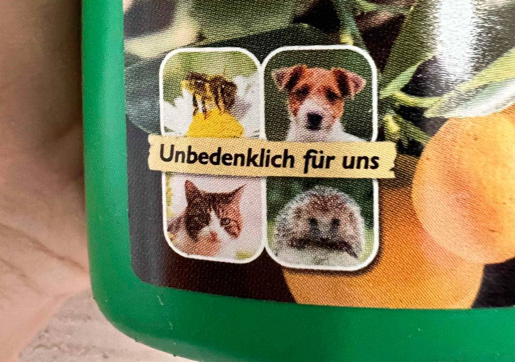 Zitrusdünger-Test: Teil einer Flasche mit Hinweis, dass dieses Produkt für Haustiere unbedenklich ist.