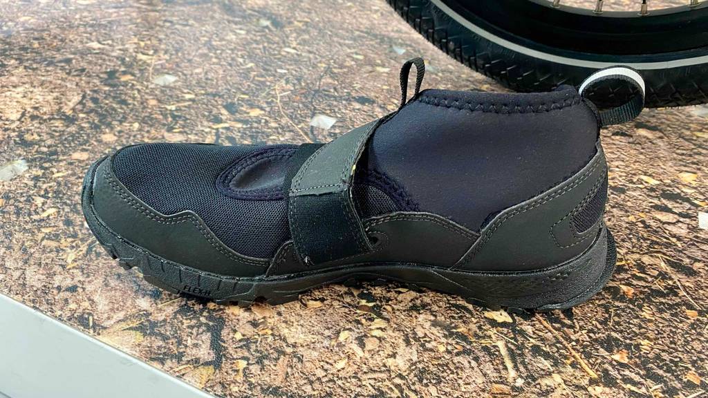 Nordic-Walking-Schuhe getestet: ein schwarzer Nordic-Walking-Schuh von der Seite ersichtlich.