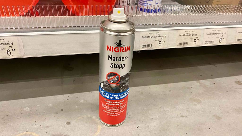 Im Test: Eine Dose Marderspray steht vor einem Verkaufsregal.