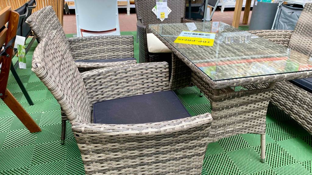 Die Sessel eines getesteten Lounge-Möbel-Sets im Fokus.