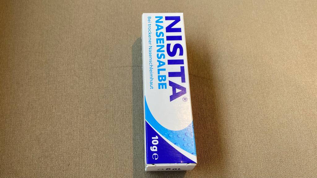 Nasensalben im Test: Eine Packung Salbe liegt auf einer hellen Oberläche