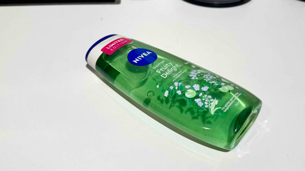 Test: Ein Nivea-Duschgel mit grüner Farbe liegt auf einer weißen Fläche.