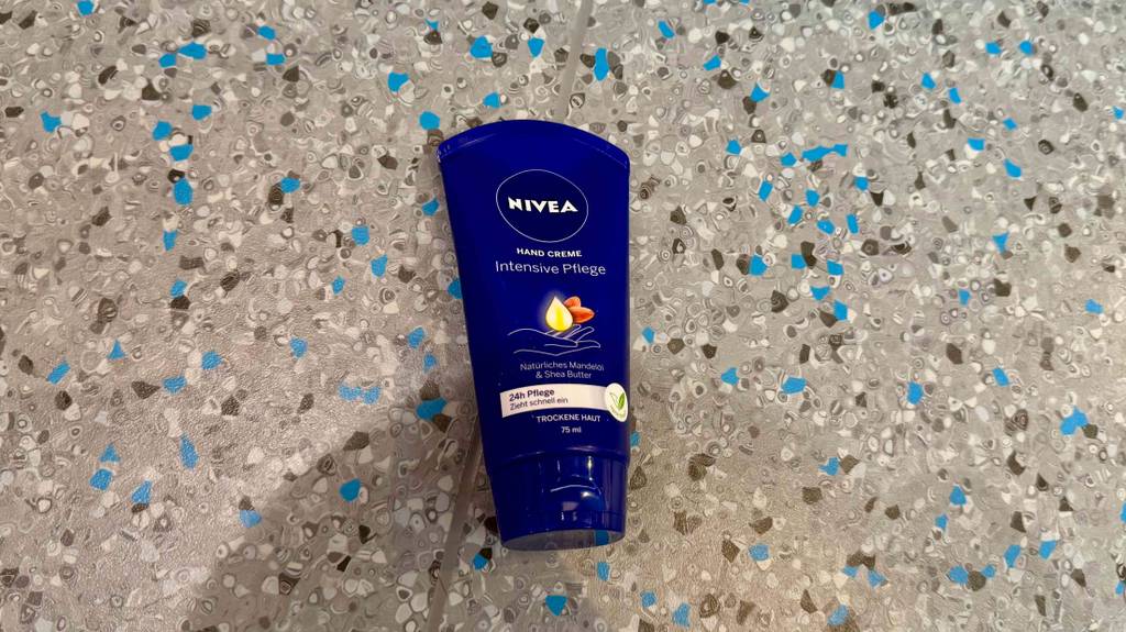 Eine getestete Nivea-Handcreme für trockene Haut im liegenden Zustand.