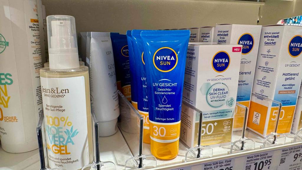 Mehrere getestete Tuben Nivea-Sonnencreme stehend in einem Regal.