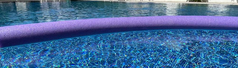 Eine getestete Schwimmnudel schwimmt im Pool