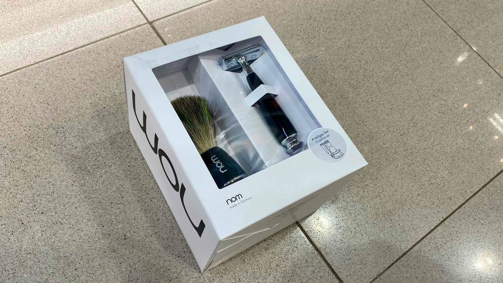 Rasierpinsel-Set-Test: eine Verpackung mit Rasierer und Rasierpinsel liegt auf einem Boden.