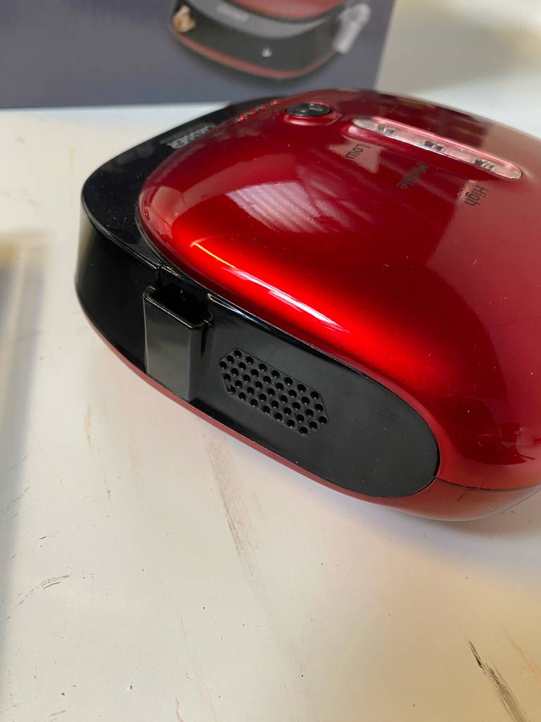 Airbrush-Set-TestL: rotes Gerät eines Airbrush-Sets im Fokus.