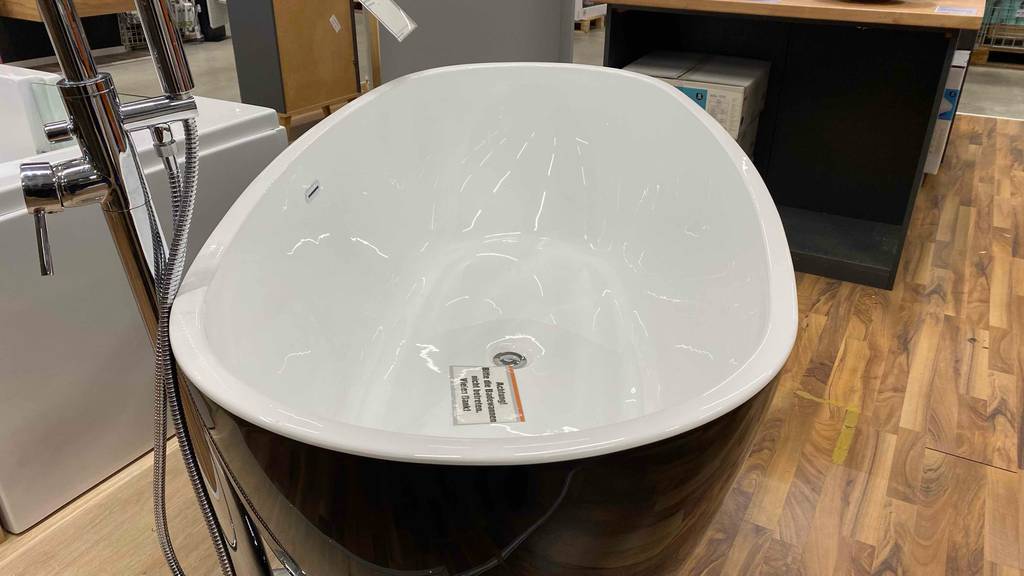 Im Test: Nahaufnahme des Randes einer freistehende Badewanne.