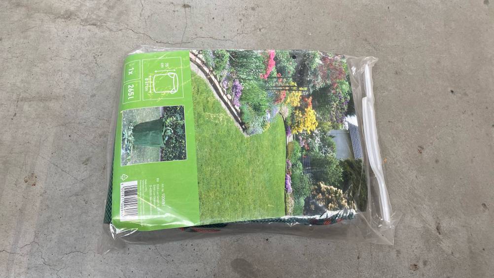 Gartenabfallsack getestet: Ein Gartenabfallsack in seiner Verpackung auf einem Betonboden.