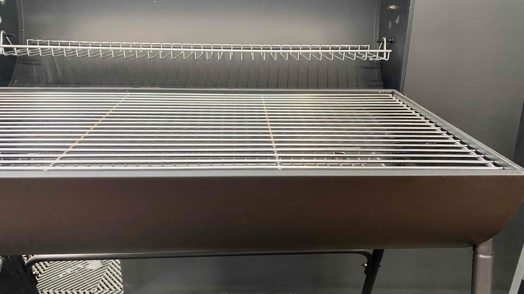 Getesteter Holzkohlegrill von der Vorderseite